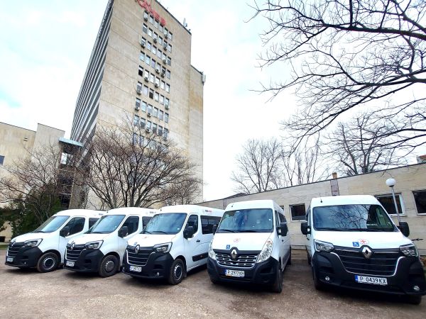 Университетска болница Канев закупи със собствени средства четири нови микробуса