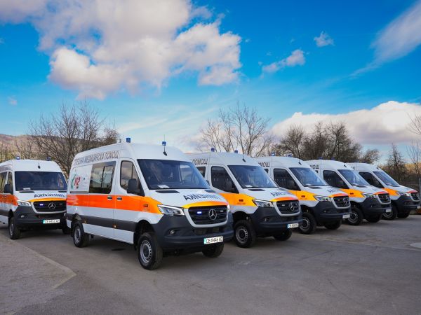 Още девет ЦСМП получиха нови високопроходими линейки