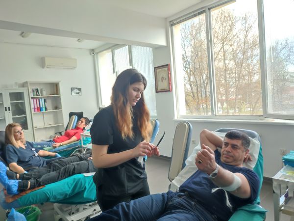 Лекари от УМБАЛ Бургас и полицаи даряват кръв за непознати в нужда