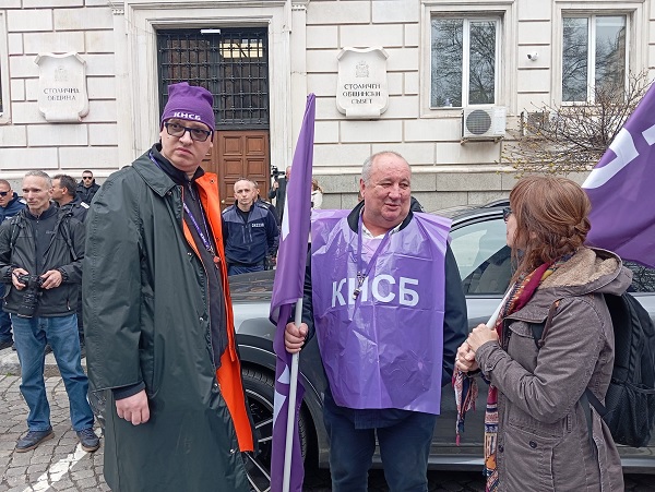 КНСБ и КТ Подкрепа излязоха на общ протест пред Столична