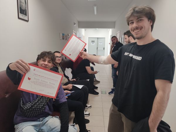 Днешният ден е рекорден по брой младежи които даряват кръв