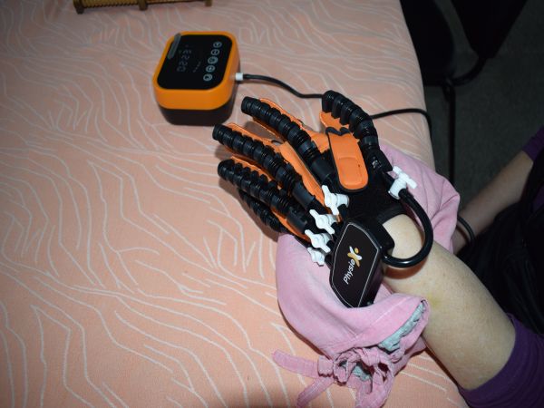 Иновативни роботизирани ръкавици вече подпомагат работата на рехабилитаторите в Отделението