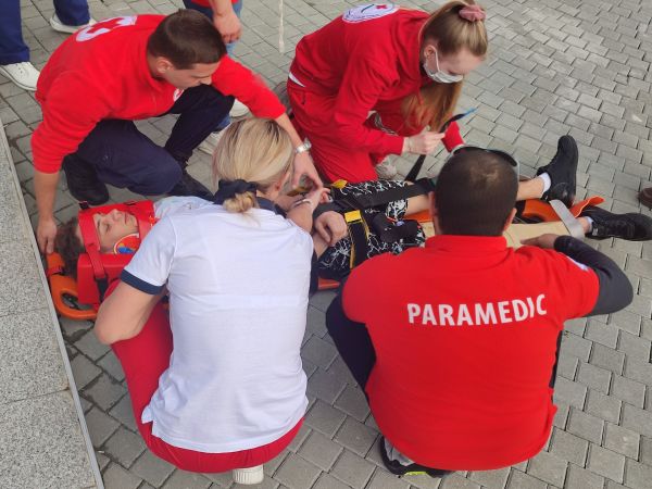 Мъж пострадал от земетресение спасиха вчера в Бургас младежи от