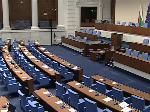 Скандал се разгоря в парламента заради оставката на управителя на