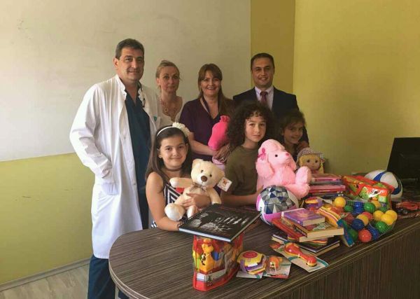 Над 250 книжки получи детската хирургия в „Пирогов“ за новата си библиотека за деца