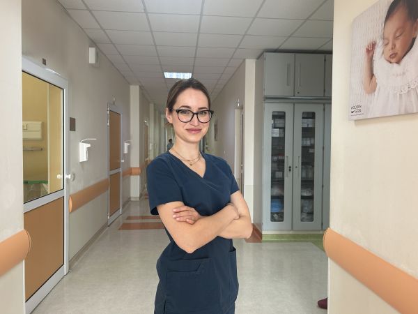 Анна Мария Велкова е завършила столичното 18 СУ и специалността