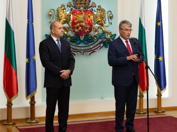 По предложение на инициативни комитети с Почетния знак на президента