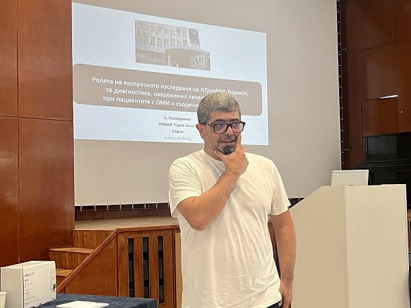 Неврологът доц Росен Калпачки и кардиологът проф Арман Постаджиян демонстрираха