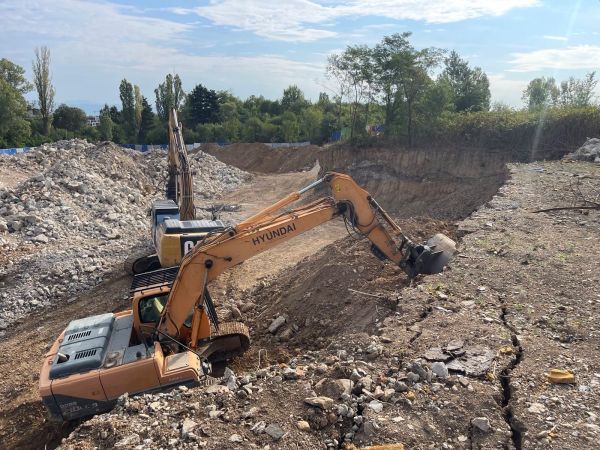 Премахването на двете стари сгради от терена на Националната детска