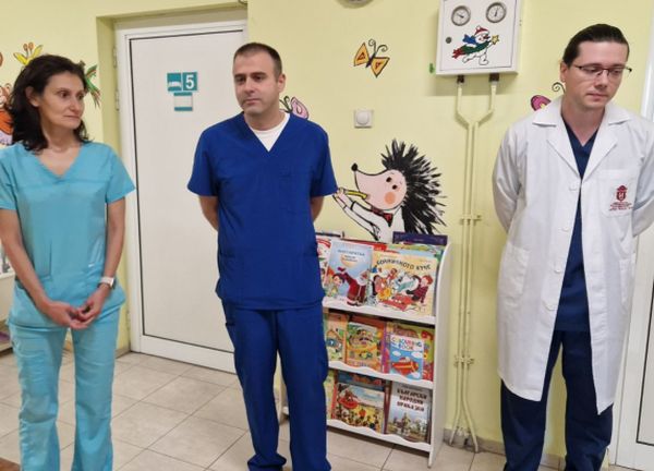 УНГ лекари спасиха 8-месечно бебе, погълнало част от играчка