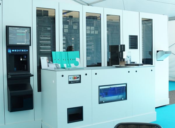 Робот в болнична аптека може да селектира и подаде до