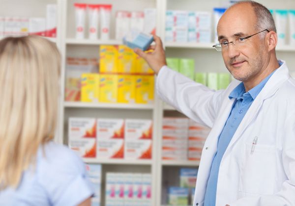 КЗК започва задълбочено проучване на намерение за купуване на аптеки