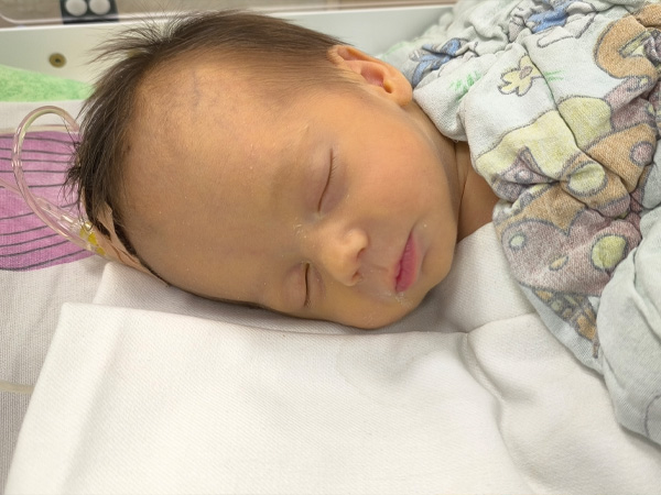 Бебе на месец и половина с вроден невробластом на лявата