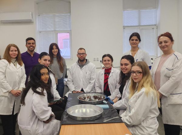 Професор Никанор Моралес и д р Пилар Мадригал от катедрата по