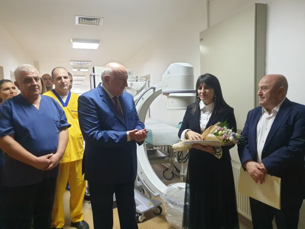 Дигитален мобилен рентгенов апарат тип С рамо получи като дарение