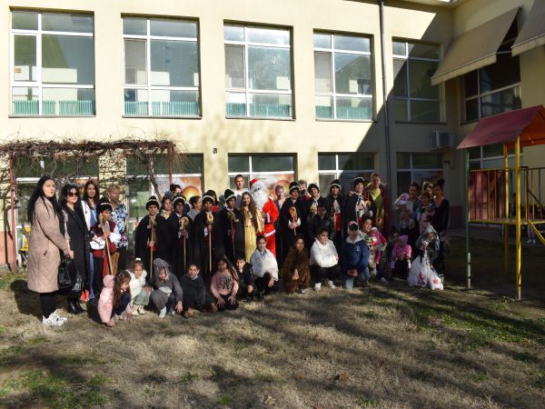 Коледари от ОУ Христо Ботев Пазарджик посетиха детските отделения