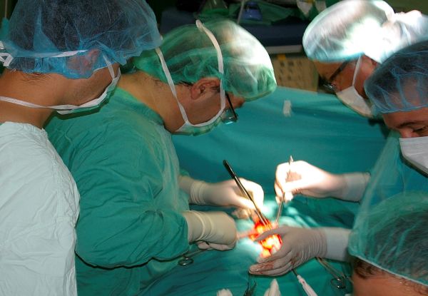 Хирурзи от „Пирогов” извадиха двукилограмов тумор от 50-годишен мъж