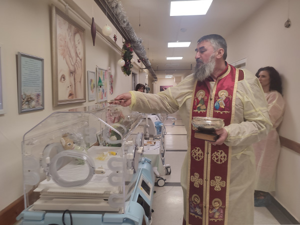 Семейство Стефан Ана и Александър Петрови дариха на Отделението по