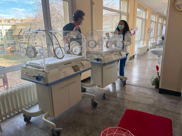 Неонатологичното отделение на МБАЛ Пазарджик получи два нови кувьоза Dräger съобщиха