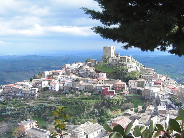 Кметът на Белкастро в Южна Италия забрани на жителите на