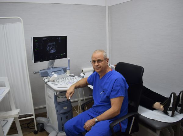 Д р Спас Патишанов има над 35 години медицински опит Той