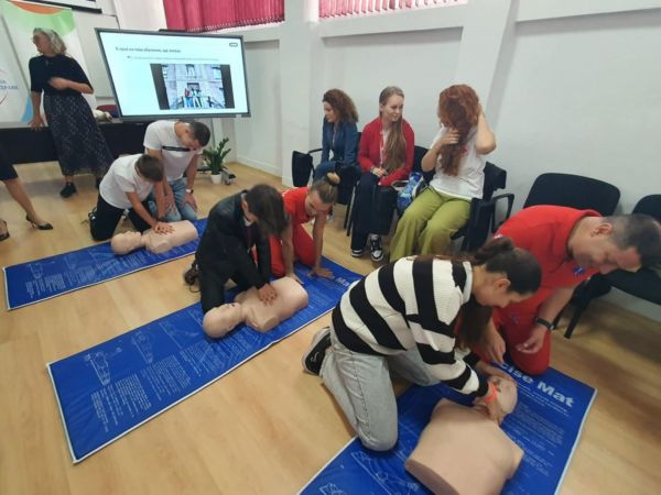 Назначаване на парамедици в училищата ще помогне за решаването на