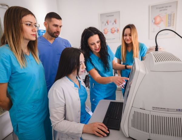 В Световната седмица за борба с глаукомата Университетската специализирана очна