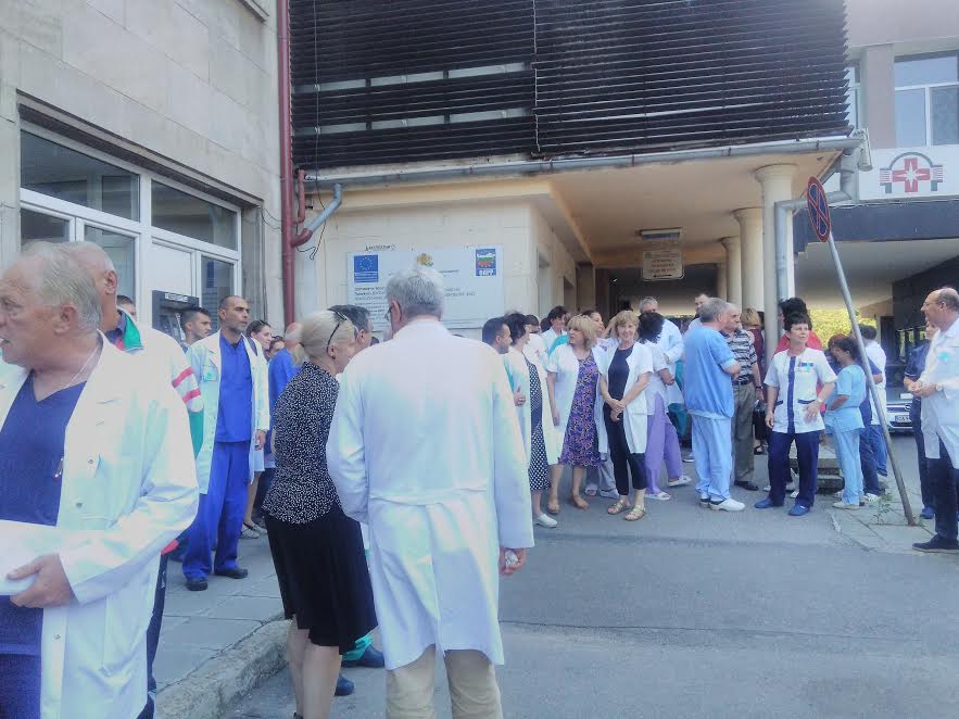 Стотици медици излязоха на протест срещу агресията