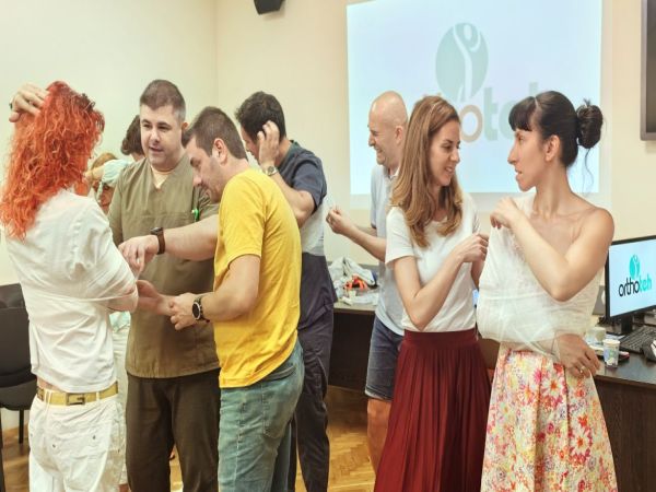 Пролетна академия за родители „Първа помощ за малките герои“ организира „Пирогов“