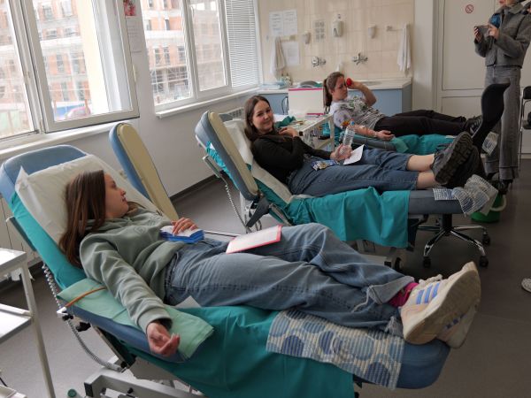 Бургаски абитуриенти техни учители и родители се включват в традиционната