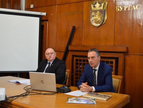 Лечебни и здравни заведения университети сдружения и местната администрация се