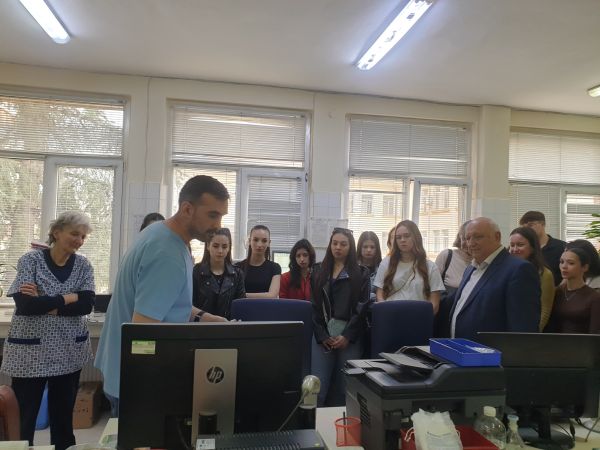 Какво е да си лекар научиха гимназисти при посещение в МБАЛ „Д-р Атанас Дафовски“