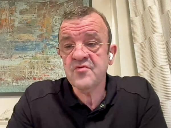 В момента в комуникация влизат две електронни системи – тази