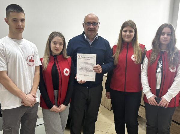 Ученици от Младежката организация на БЧК поздравиха с празника работещите