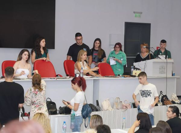 Магазинерка и шивачка на изпит за медицинска сестра и акушерка в МУ-Пловдив