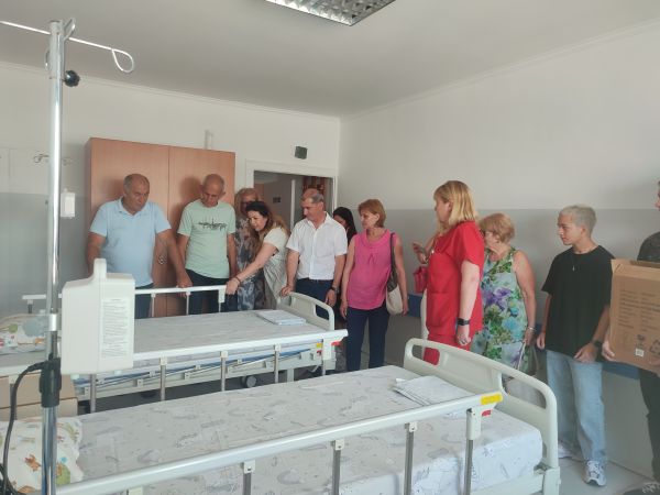 Ротарианци с дарение за двете детски отделения на УМБАЛ Бургас 