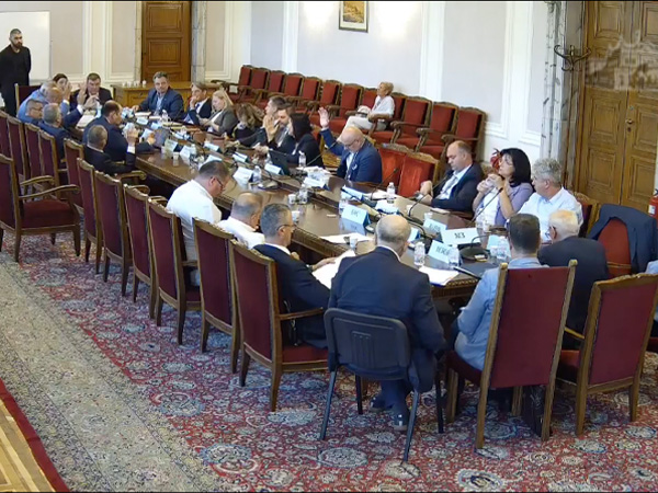 Задължават изпълнителите на медицинска помощ да не надхвърлят стойностите, определени им от НЗОК