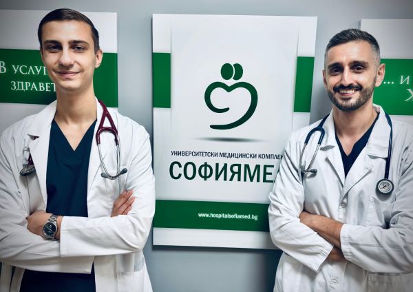 Д р Георги Добрев инвазивен кардиолог и д р Дамян Бойчев специализант