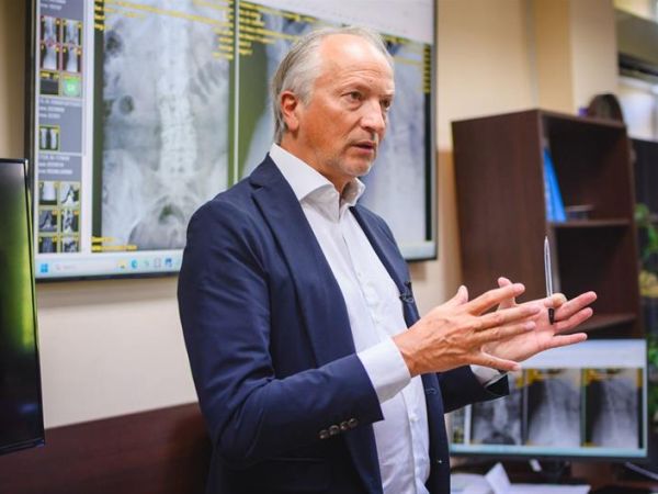 Специалист по спинална ортопедия обучава лекари в УМБАЛ „Св. Марина“ – Варна (Видео)