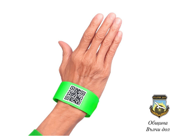 Община Вълчи дол създаде гривни с QR код за хора с деменция и епилепсия