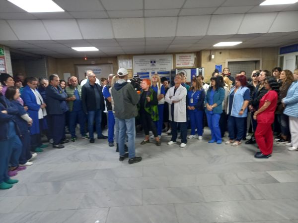 Работещи в УМБАЛ – Пловдив се събраха да изразят подкрепа за директора си