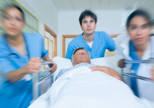 Нов стандарт по Спешна медицина със занижени изисквания за болниците предлага МЗ