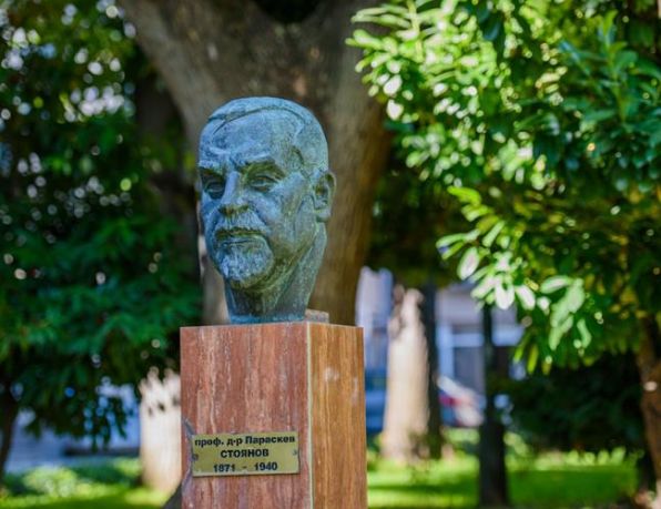 Мисия, посветена на човека: В памет на проф. д-р Параскев Стоянов