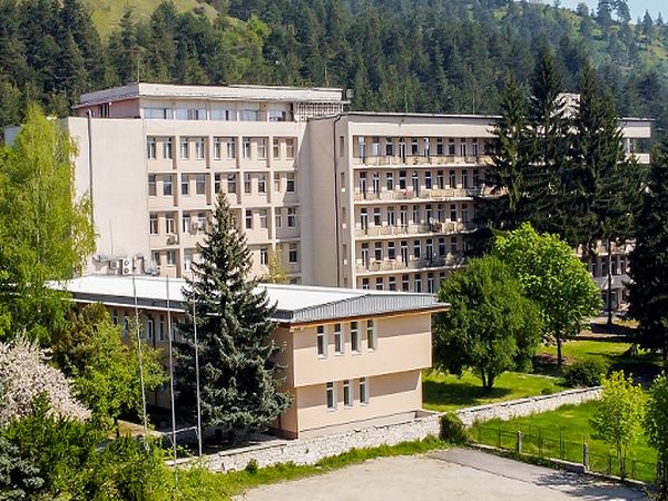 Паметна плоча на загиналия в битка с COVID д-р Спас Радев откриха в Разлог  