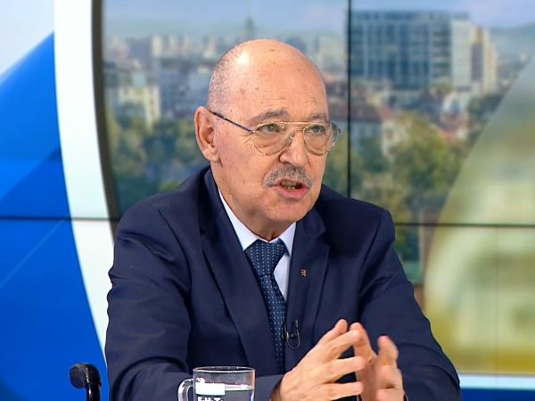 Коралски: Защо хората трябва да събират куп книжа и да ги носят, след като има пациентски е-досиета