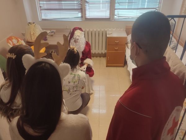 Дядо Коледа посети малките пациенти на УМБАЛ Бургас