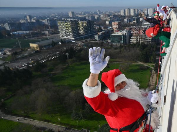 Дядо Коледа се спусна по фасадата на УМБАЛ „Св. Марина“, за да изненада малките пациенти