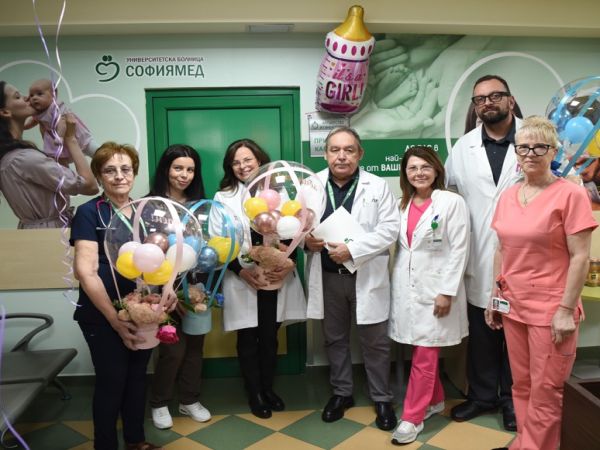 Както традицията повелява днес лекарите и акушерките от Университетска болница