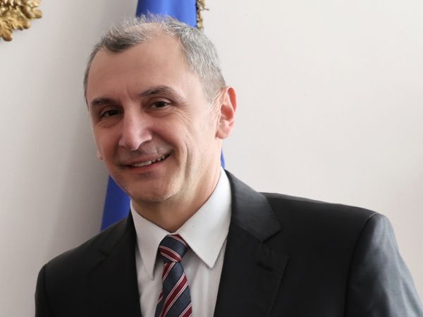 МЗ: Здравната система не бива да бъде терен на политически внушения или натиск