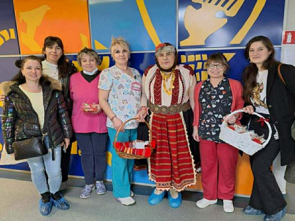 Педагози зарадваха с мартенички малките пациенти на УМБАЛ „Канев“